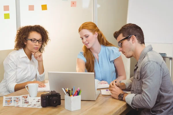 Collega's in de ontmoeting met zakenvrouw — Stockfoto