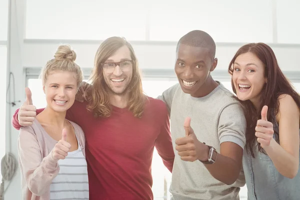 Verksamhet team med tummen upp och armar — Stockfoto