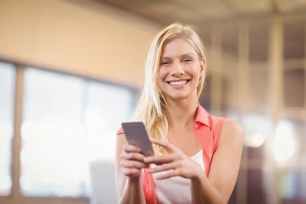 Hermosa mujer de negocios usando el teléfono — Foto de Stock