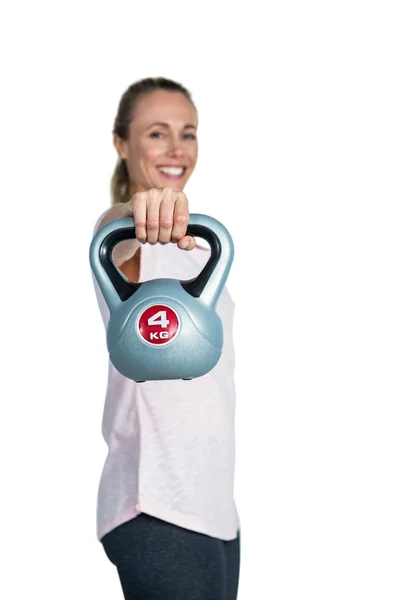 Wesoły kobieta sportowy wykonujący rezygnować kettlebell — Zdjęcie stockowe