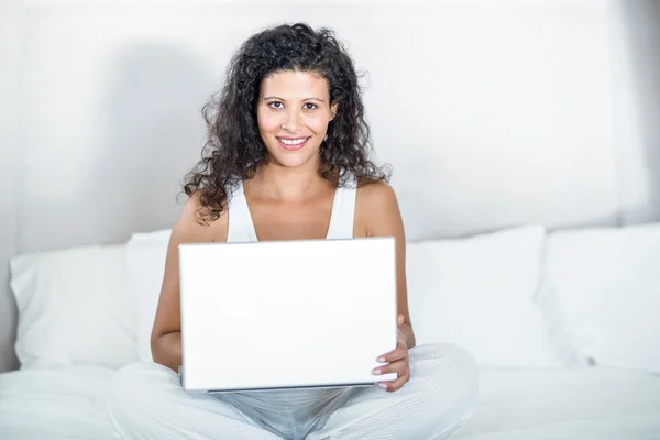 Retrato de mujer embarazada hermosa usando el ordenador portátil —  Fotos de Stock