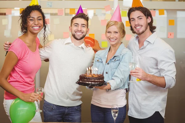 Усміхнені колеги насолоджуються вечіркою на день народження — стокове фото