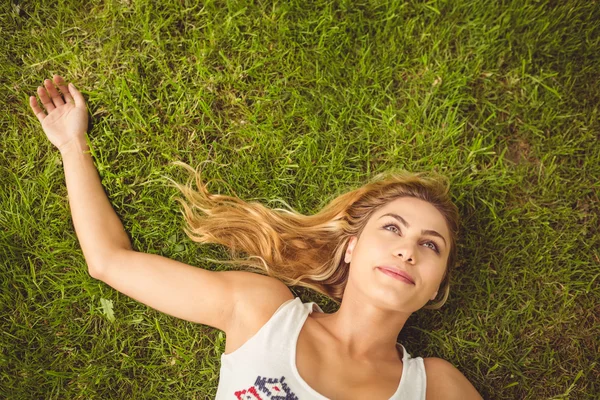 Bovenaanzicht van lachende vrouw liggen op gras — Stockfoto