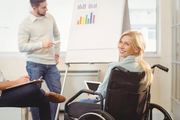 Empresa discapacitada en silla de ruedas sosteniendo tableta digital — Foto de Stock