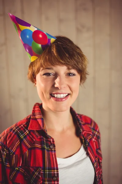 Uśmiechnięta kobieta sobie kapelusz strony — Zdjęcie stockowe