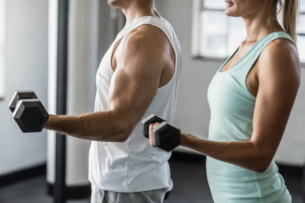 Allenamento di coppia con manubri in palestra — Foto Stock