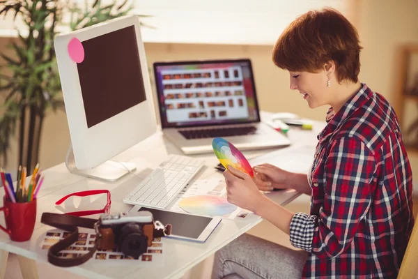 Designer feminina casual trabalhando com digitalizador e cartela de cores — Fotografia de Stock