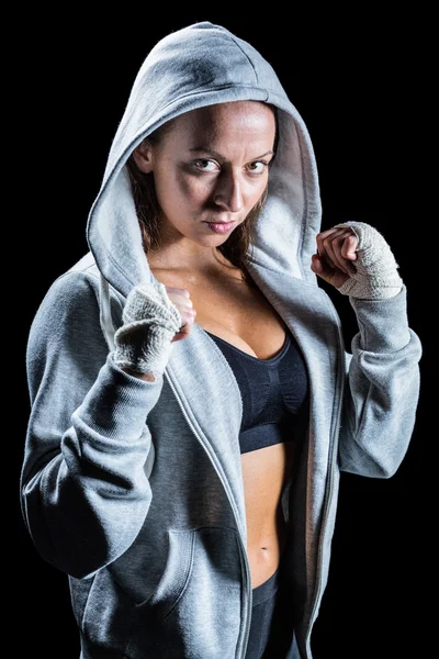 Retrato de boxeadora femenina en capucha con postura de lucha — Foto de Stock