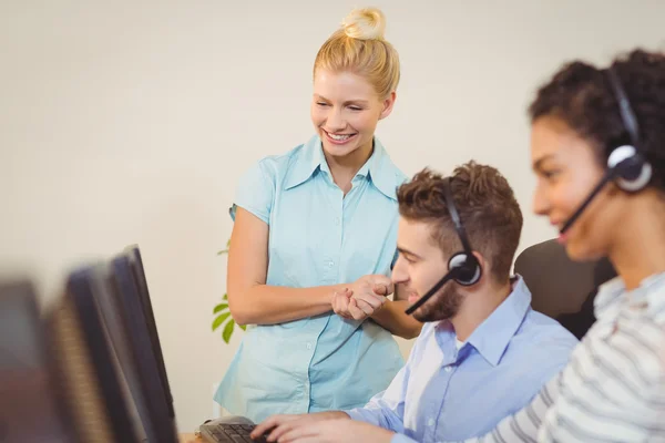 Empresária olhando para o trabalho empregado — Fotografia de Stock