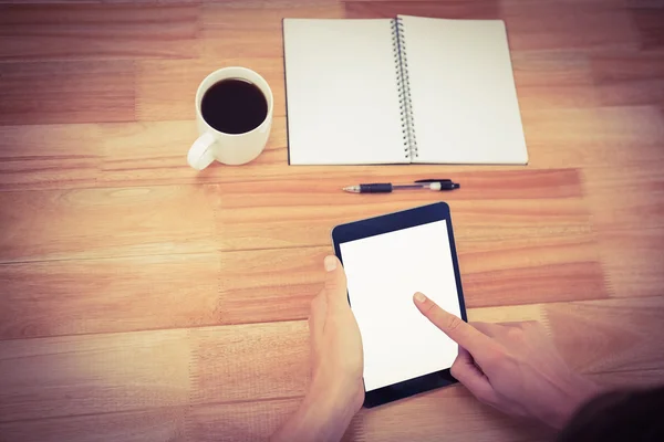 Hipster kitap ve kahve masada ile dijital tablet kullanma — Stok fotoğraf