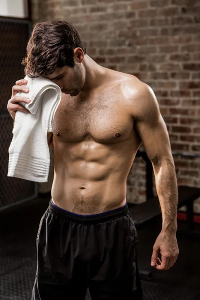 Muscular man wiping his face with towel — Stock Photo, Image