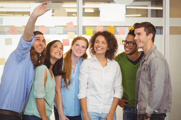 Uomini d'affari che scattano selfie — Foto Stock