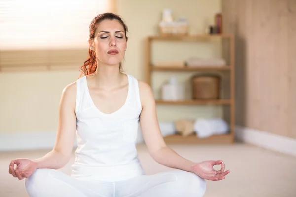 Mujer tranquila en postura de yoga con los ojos cerrados — Foto de Stock