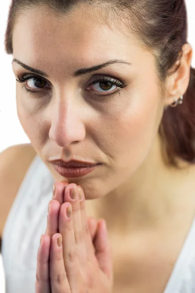 Portrait de femme confiante avec les mains jointes — Photo