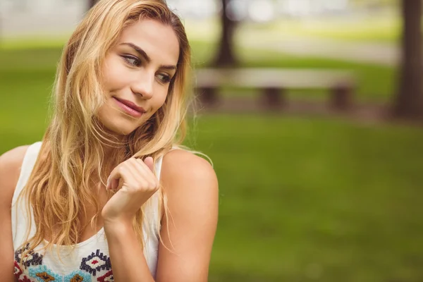 Çimenlerin üzerinde duran güzel gülümseyen kadın — Stok fotoğraf