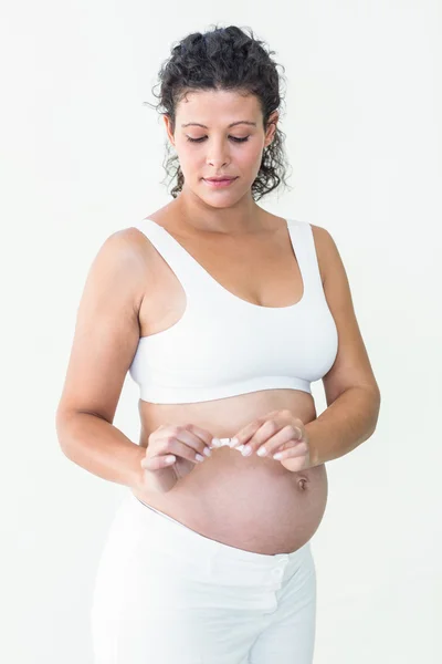 妊娠中の女性速報たばこ — ストック写真