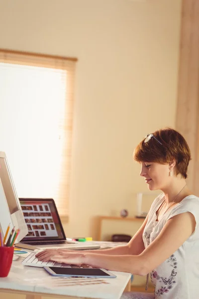 Mujer de negocios casual usando su computadora — Foto de Stock