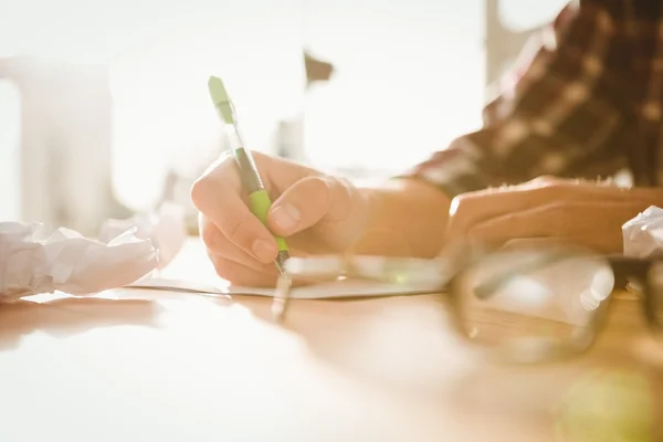 Bijgesneden afbeelding van zakenman schrijven op papier — Stockfoto