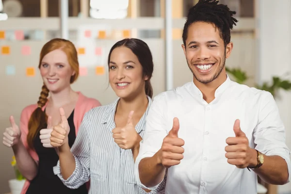 Glückliche Kollegen zeigen Daumen hoch — Stockfoto