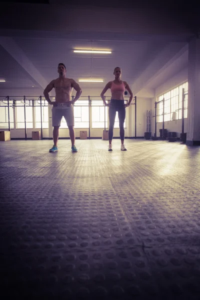 CrossFit par inför kamera med händerna på höfterna — Stockfoto
