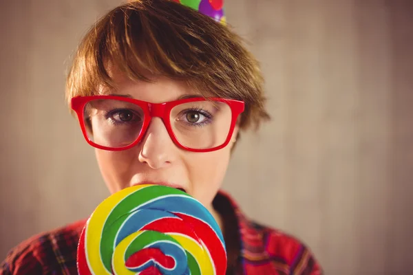 Ganska ung kvinna äta lollipop — Stockfoto