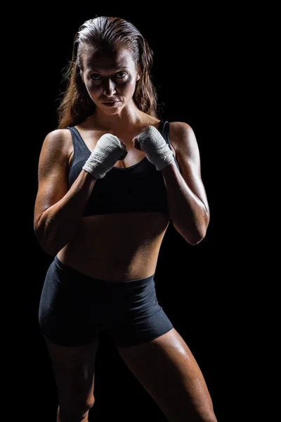 Retrato de atleta femenina con postura de lucha — Foto de Stock