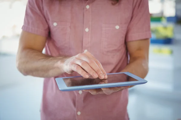 Mid sectie van hipster met behulp van digitale Tablet PC — Stockfoto