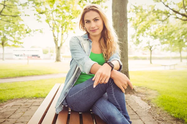 Porträt einer lächelnden Frau im Park — Stockfoto