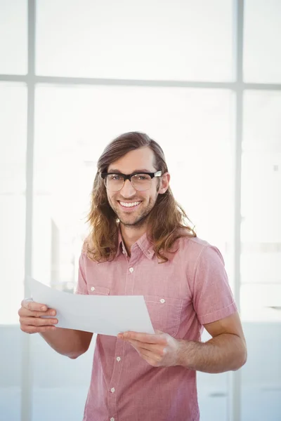 Portret szczęśliwy hipster trzymając papier — Zdjęcie stockowe