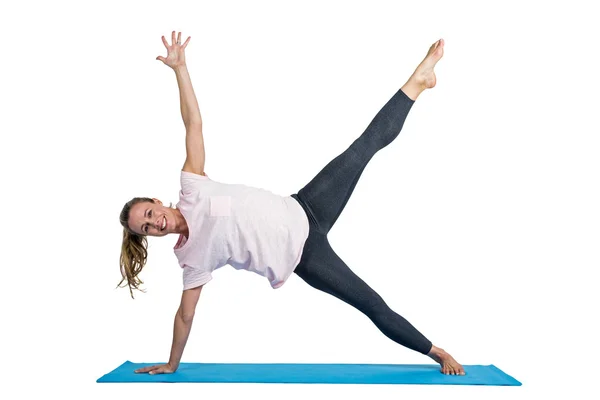 Retrato de una mujer en forma haciendo ejercicio sobre una esterilla — Foto de Stock