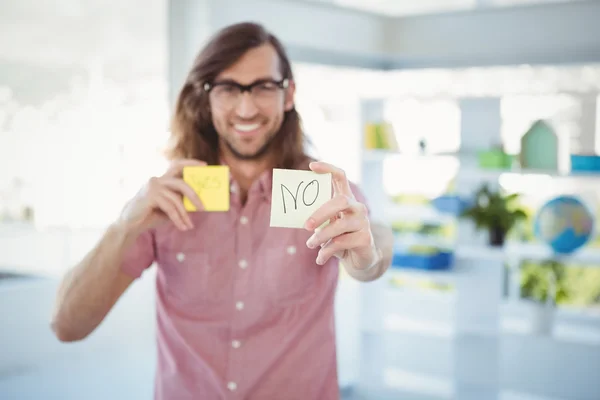 Hipster κρατώντας αυτοκόλλητη σημείωση με κανένα σημάδι — Φωτογραφία Αρχείου