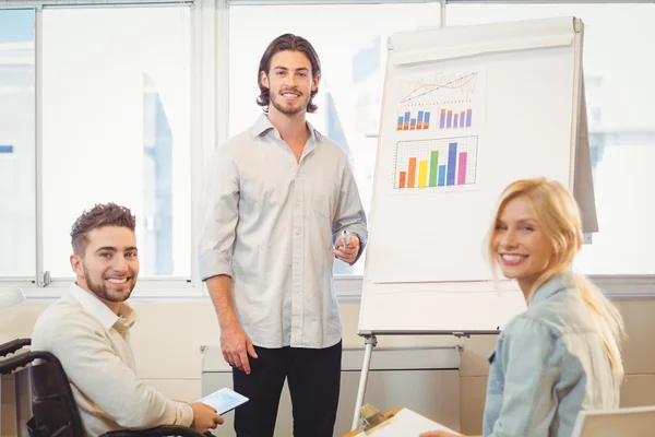 Geschäftsleute mit Whiteboard während Besprechung — Stockfoto