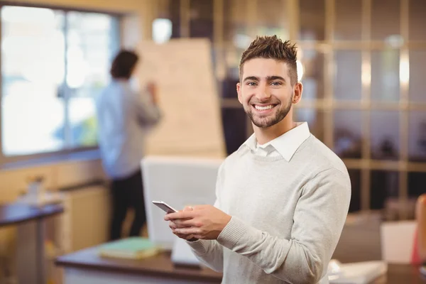 Porträt eines lächelnden Geschäftsmannes beim SMS-Schreiben am Telefon — Stockfoto