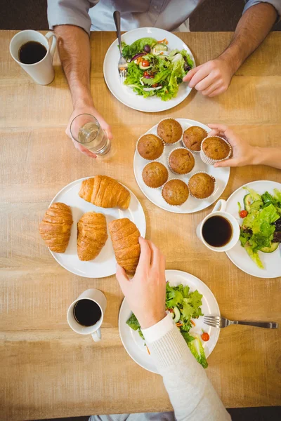 Pessoas de negócios que têm refeição na cantina — Fotografia de Stock