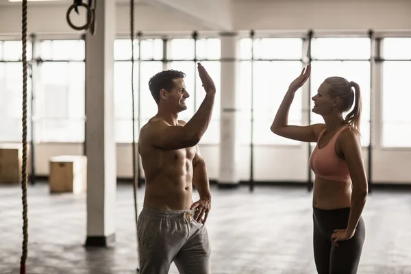 Un couple musclé applaudissant les mains — Photo