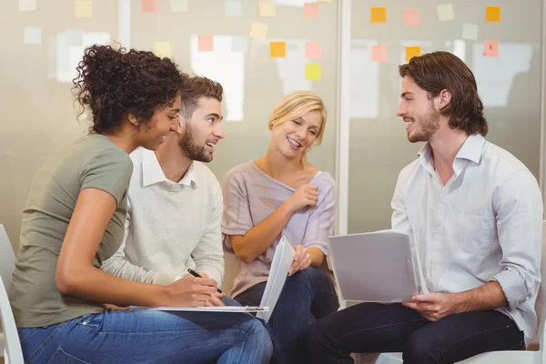 Colegas mirando a hombre de negocios — Foto de Stock