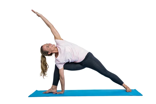 Mujer en forma haciendo ejercicio en la estera —  Fotos de Stock