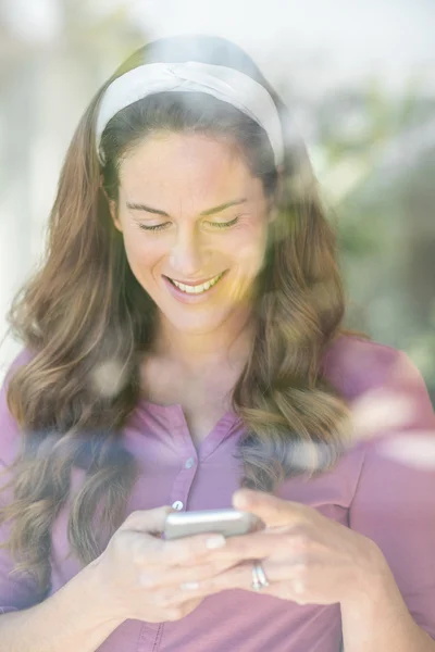Glückliche Frau SMS auf dem Handy — Stockfoto