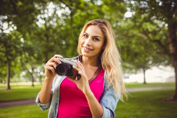 Sorrindo mulher segurando câmera — Fotografia de Stock