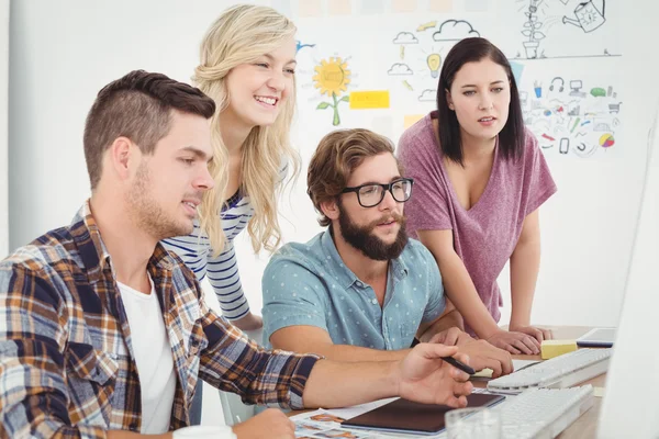 Mensen uit het bedrijfsleven werken bij computerbureau — Stockfoto