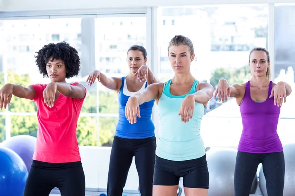 Ernsthafte Frauen mit nach vorne gestreckten Armen — Stockfoto