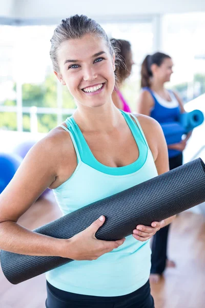 Portrét krásné ženy, usmívá se ve fitness studiu — Stock fotografie