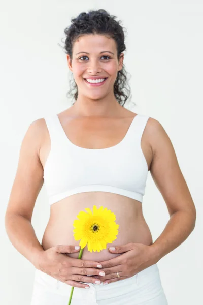 Mujer embarazada sonriente tocándose el estómago — Foto de Stock