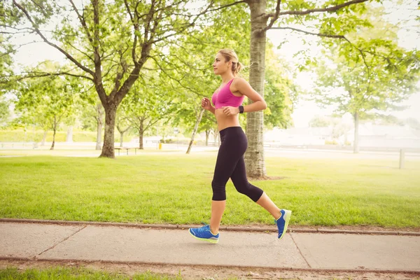 ジョギング女性の側面図 — ストック写真