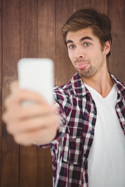 Hipster maken gezicht terwijl het nemen van selfie — Stockfoto