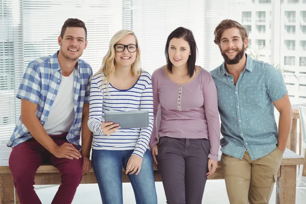 Portret van lachende mensen uit het bedrijfsleven — Stockfoto