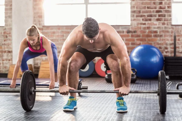 Dos personas en forma haciendo ejercicio — Foto de Stock