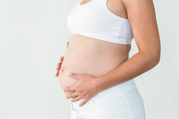 Gravid kvinna som rör vid magen — Stockfoto