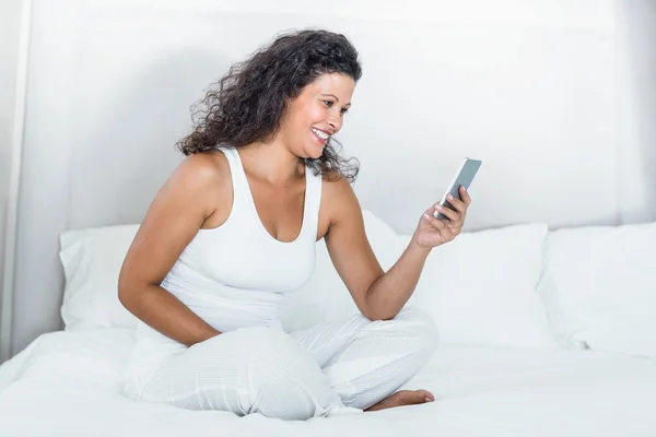 Mujer hermosa feliz usando el teléfono móvil —  Fotos de Stock