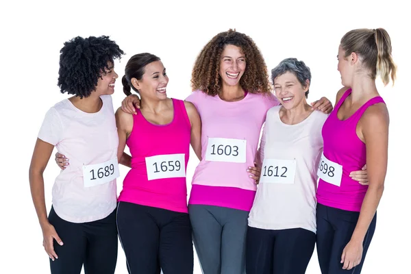 Atletas sonrientes con brazos alrededor —  Fotos de Stock